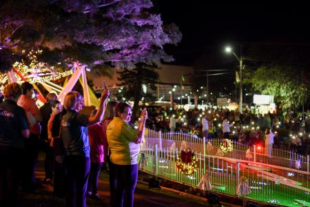 Cidade que Canta e Encanta está iluminada para o Natal